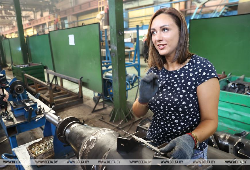 Начальник технологического бюро цеха Екатерина Козлова следит за качеством сварочных работ участниками производственного отряда "Сельмаш" Начальник технологического бюро цеха Екатерина Козлова следит за качеством сварочных работ участниками производственного отряда "Сельмаш"