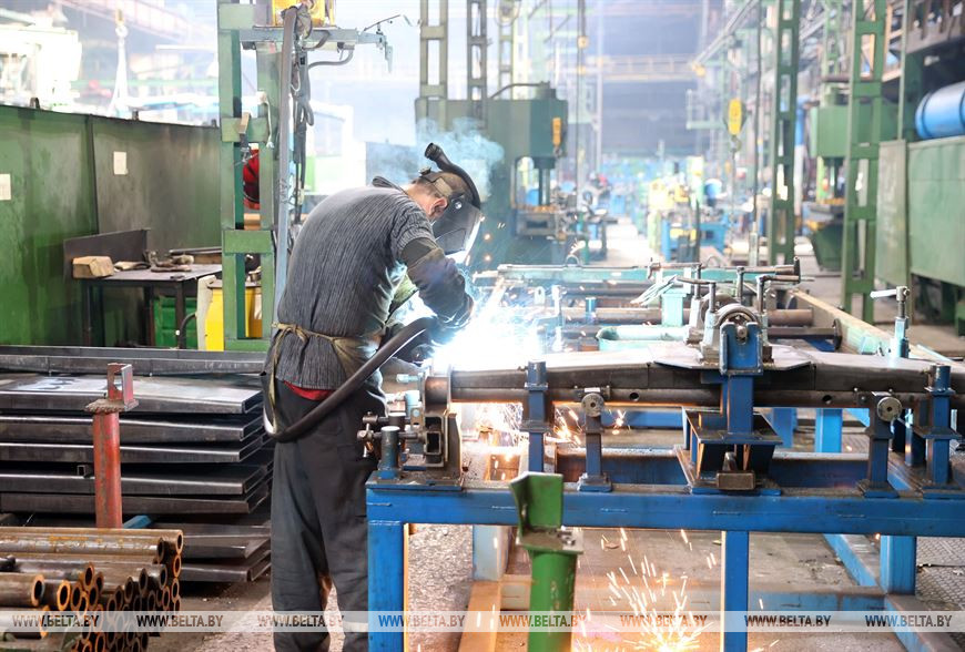 Ребята производственного отряда "Сельмаш" трудятся в цехе сварочных узлов Ребята производственного отряда "Сельмаш" трудятся в цехе сварочных узлов