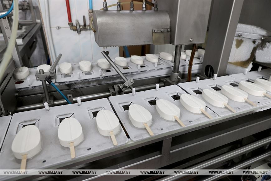 На участке по производству мороженого На участке по производству мороженого