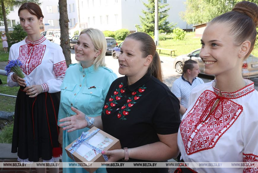 Второй секретарь Витебского областного комитета ОО "БРСМ" Жанна Нарицына и первый секретарь Витебского городского комитета ОО "БРСМ" Татьяна Красакова поздравляют родителей Второй секретарь Витебского областного комитета ОО "БРСМ" Жанна Нарицына и первый секретарь Витебского городского комитета ОО "БРСМ" Татьяна Красакова поздравляют родителей