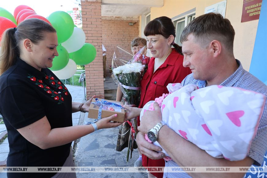 Первый секретарь Витебского городского комитета ОО "БРСМ" Татьяна Красакова поздравляет родителей Первый секретарь Витебского городского комитета ОО "БРСМ" Татьяна Красакова поздравляет родителей