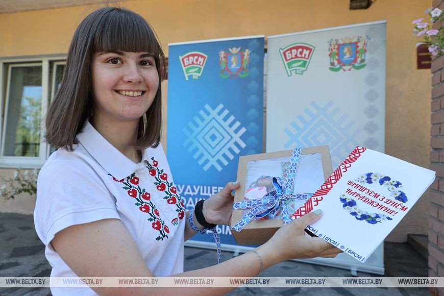 Секретарь первичной организации Витебского медицинского университета Анастасия Калинина с подарками для новорожденных Секретарь первичной организации Витебского медицинского университета Анастасия Калинина с подарками для новорожденных