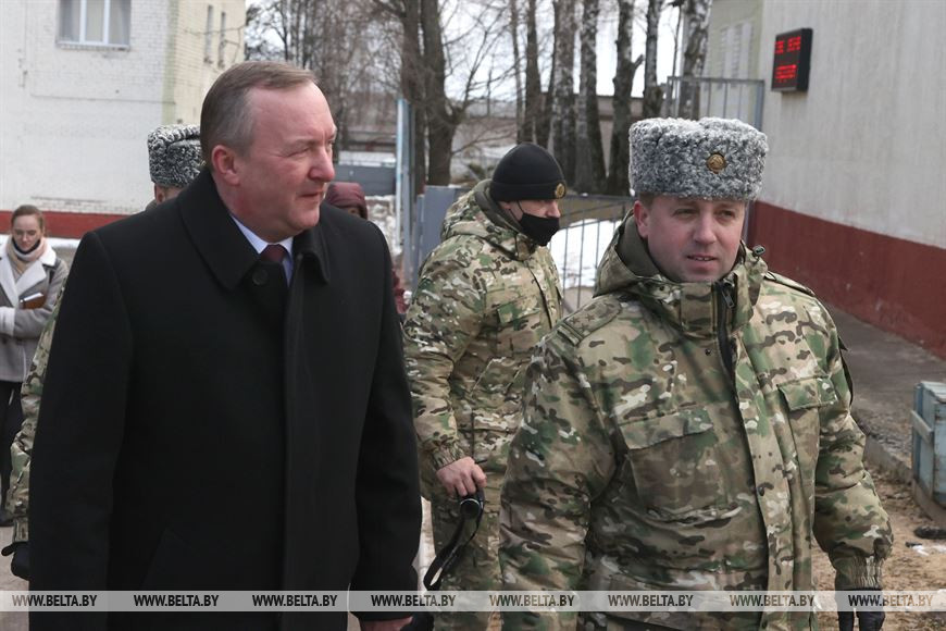 Помощник Президента - инспектор по Могилевской области Леонид Мартынюк и командир части, полковник Владимир Плаван Помощник Президента - инспектор по Могилевской области Леонид Мартынюк и командир части, полковник Владимир Плаван