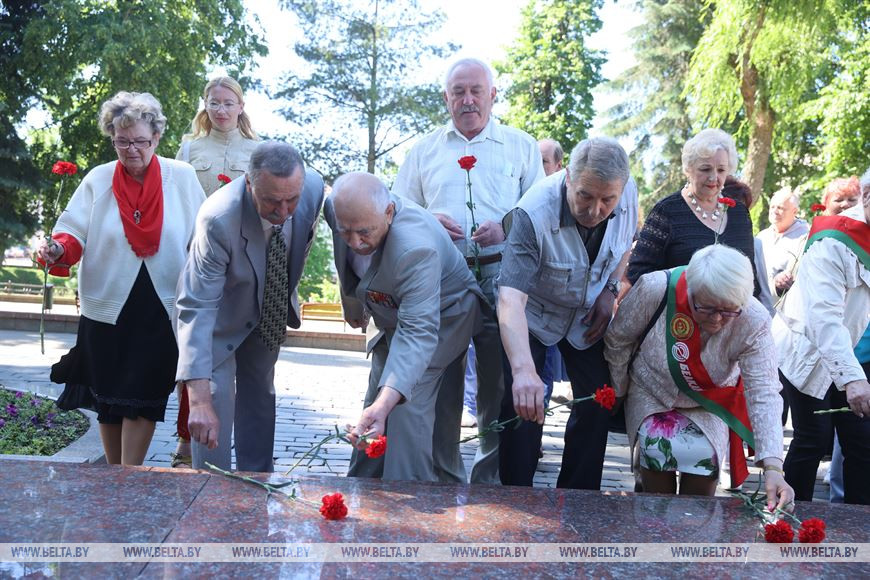 Ветеран великой Отечественной войны Владимир Феодосьевич Тютюнник (в центре) Ветеран великой Отечественной войны Владимир Феодосьевич Тютюнник (в центре)
