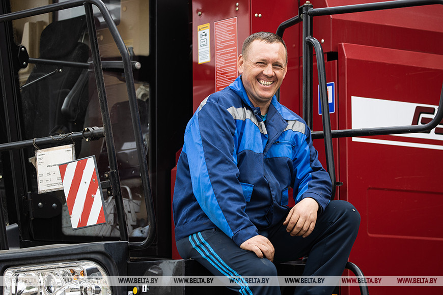 Механизатору Валентину Романюку доверили новый комбайн