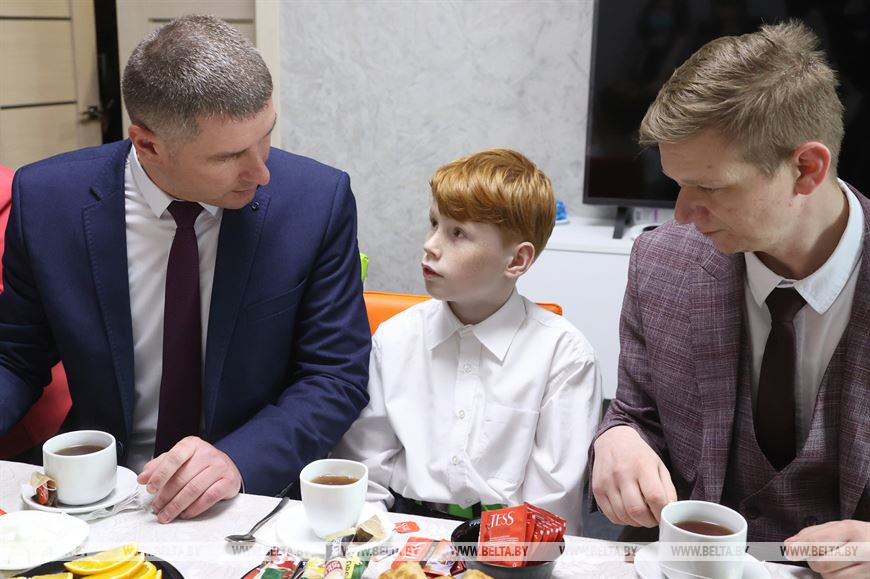 Председатель Чаусского райисполкома Александр Ефимчиков, Яков Дмитриев и начальник отдела по образованию Чаусского райисполкома Денис Никифоров