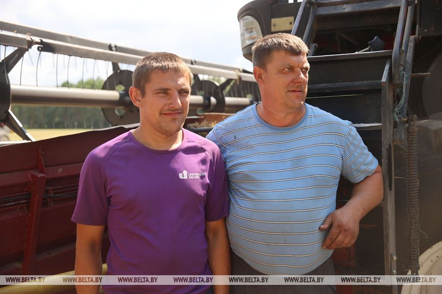 Механизаторы КСУП "Баума" Виктор Миса и Валерий Ромук