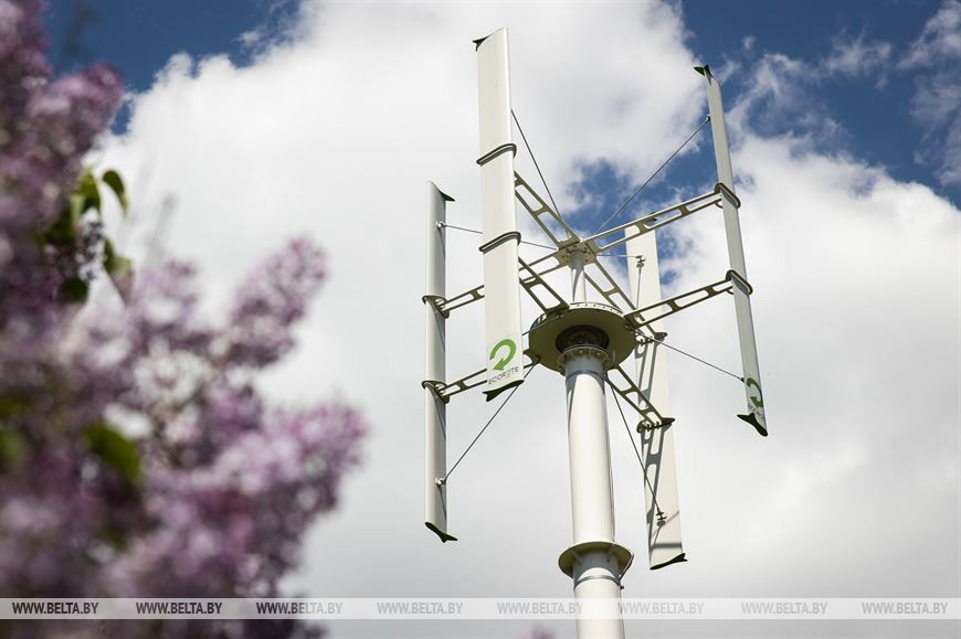 На территории аграрного колледжа в Новогрудке установлена небольшая ветроэнергетическая установка