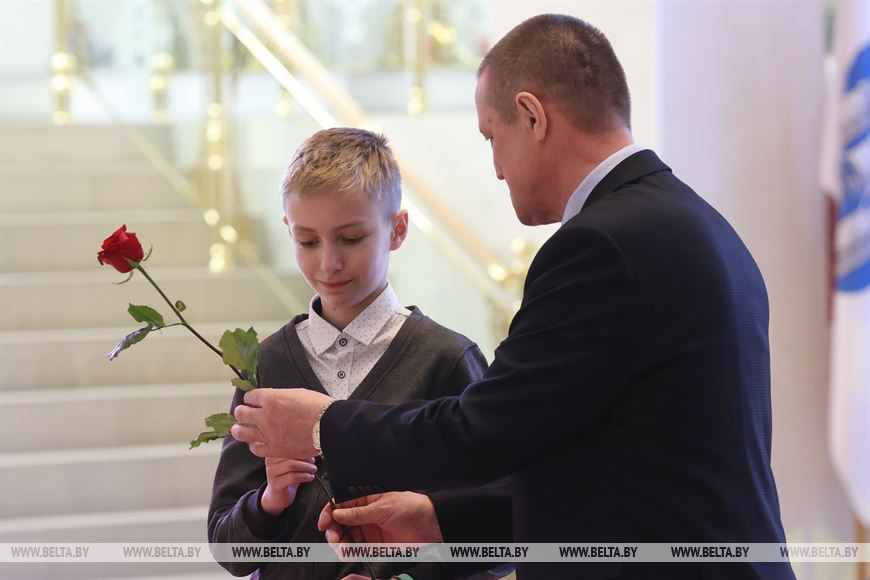 Леонид Заяц вручает паспорт Матвею Дещени Леонид Заяц вручает паспорт Матвею Дещени