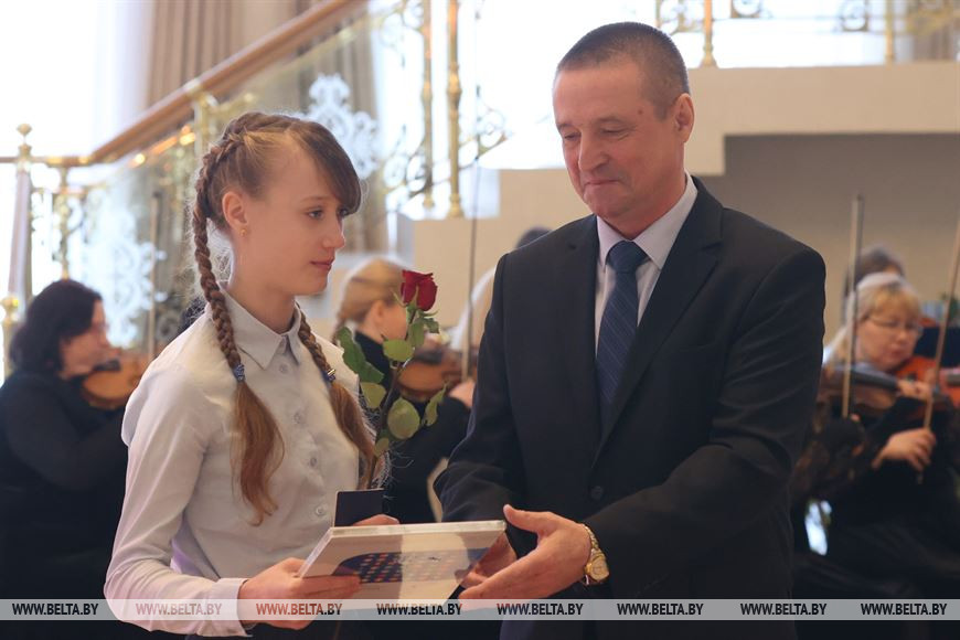 Леонид Заяц вручает паспорт Юлии Петреченко Леонид Заяц вручает паспорт Юлии Петреченко