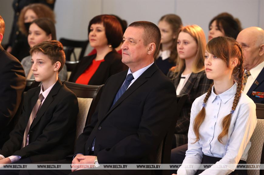 Леонид Заяц (в центре) Леонид Заяц (в центре)