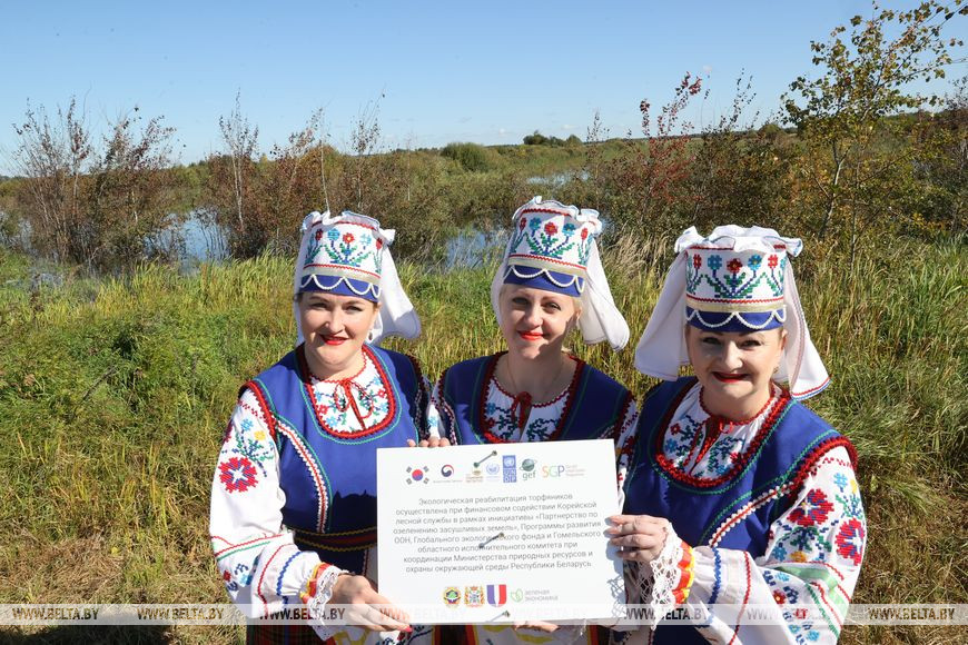 Памятный знак у восстановленного болота Памятный знак у восстановленного болота