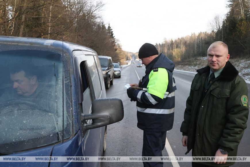 Инспектор ДПС ОГАИ Могилевского РОВД лейтенант Сергей Карасев и лесничий Любужского лесничества Артем Конторщиков Инспектор ДПС ОГАИ Могилевского РОВД лейтенант Сергей Карасев и лесничий Любужского лесничества Артем Конторщиков