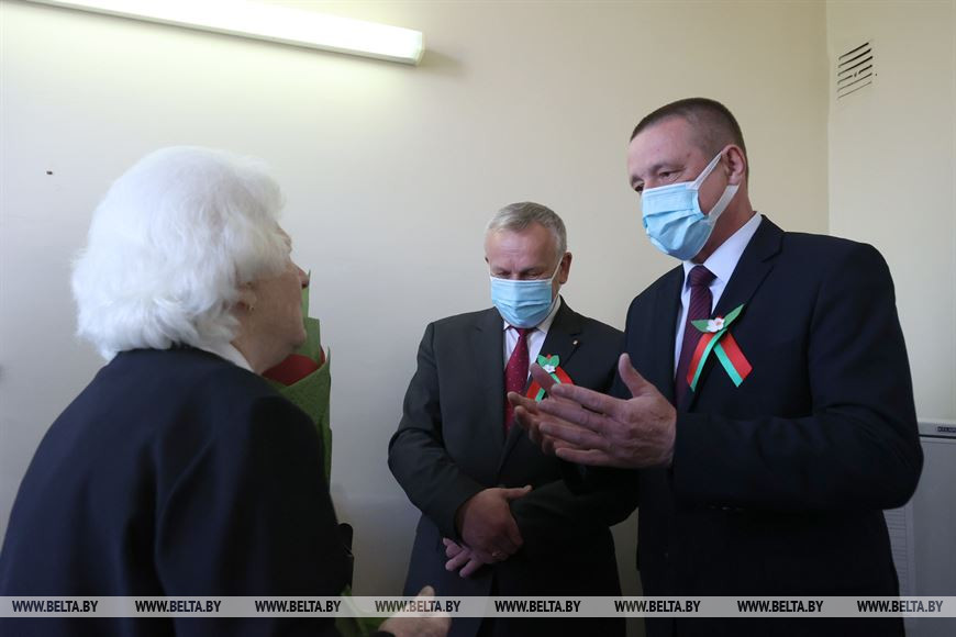 Председатель Могилевского облисполкома Леонид Заяц во время беседы с блокадницей Елизаветой Фомченко Председатель Могилевского облисполкома Леонид Заяц во время беседы с блокадницей Елизаветой Фомченко