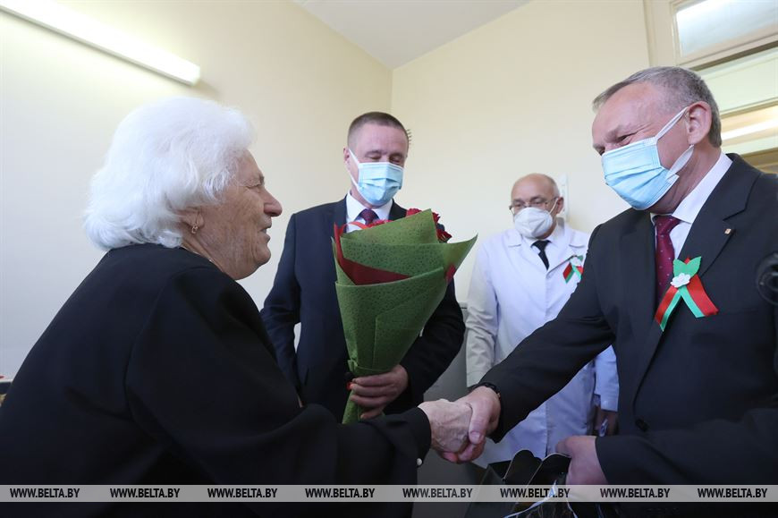 Председатель Могилевского горисполкома Владимир Цумарев во время беседы с блокадницей Елизаветой Фомченко Председатель Могилевского горисполкома Владимир Цумарев во время беседы с блокадницей Елизаветой Фомченко