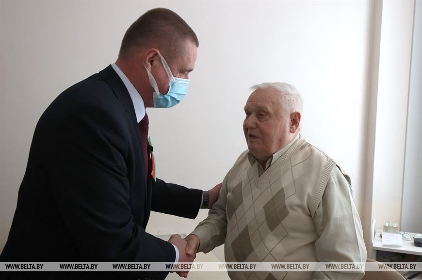 Председатель Могилевского облисполкома Леонид Заяц во время беседы с участником ВОВ Василием Солодковым Председатель Могилевского облисполкома Леонид Заяц во время беседы с участником ВОВ Василием Солодковым