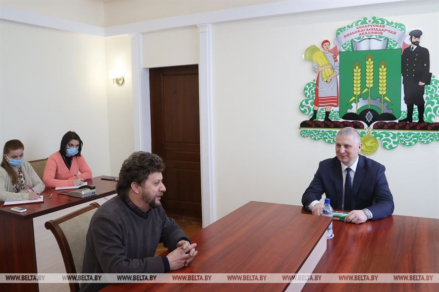 Валерий Бельский во время приёма профессора кафедры плодоовощеводства Владимир Скорина Валерий Бельский во время приёма профессора кафедры плодоовощеводства Владимир Скорина