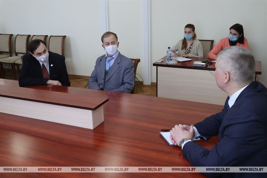 Валерий Бельский во время приёма заведующего кафедрой экономической теории Сергея Константинова и Владимира Буць Валерий Бельский во время приёма заведующего кафедрой экономической теории Сергея Константинова и Владимира Буць