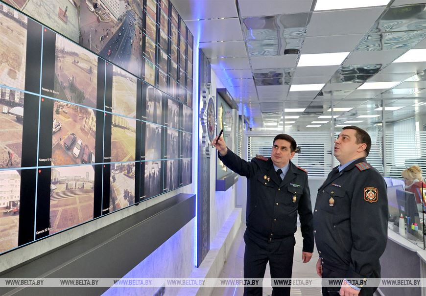 Начальник УВД Витебского облисполкома Андрей Любимов и начальник службы милиции "102" Дмитрий Казакевич