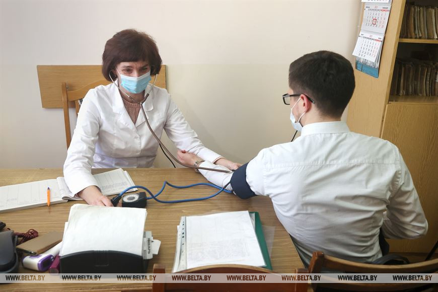 Главный внештатный иммунолог главного управления здравоохранения Гродненского облисполкома Наталья Усович проводит осмотр перед вакцинацией Главный внештатный иммунолог главного управления здравоохранения Гродненского облисполкома Наталья Усович проводит осмотр перед вакцинацией