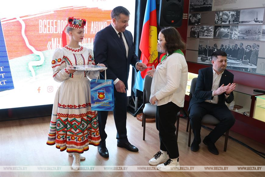 Председатель Брестского облисполкома Юрий Шулейко вручает паспорт учащейся Столовичской СШ Софие Борис