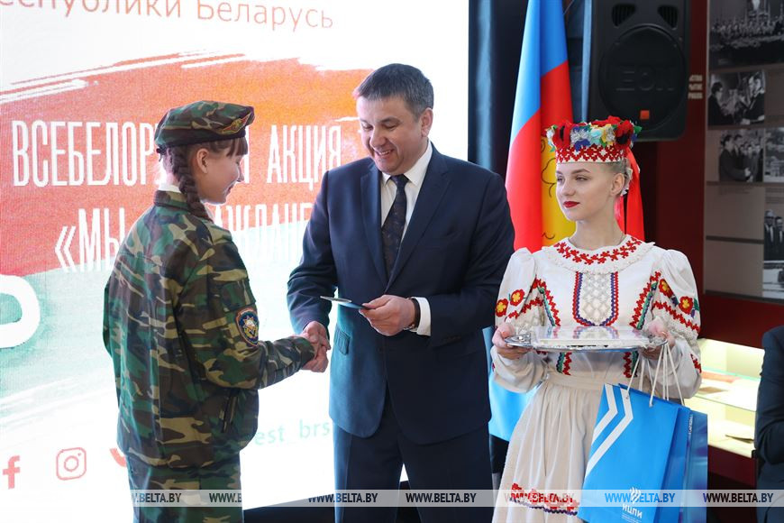 Председатель Брестского облисполкома Юрий Шулейко вручает паспорт учащейся СШ №9 г. Барановичи Анне Анисимовой