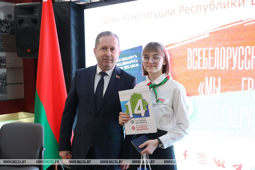 Председатель Брестского областного совета депутатов Юрий Наркевич вручает паспорт учащейся Либищенской СШ Анастасии Молош