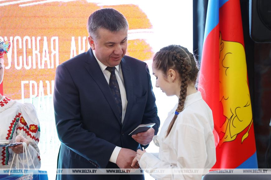 Председатель Брестского облисполкома Юрий Шулейко вручает паспорт учащейся СШ №3 г. Жабинки Виктории Лешко