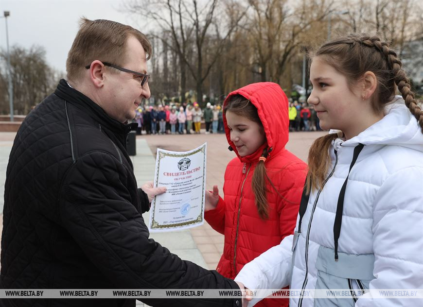 Андрей Пахолкин вручает сертификат участников "Автопоезда памяти" Андрей Пахолкин вручает сертификат участников "Автопоезда памяти"