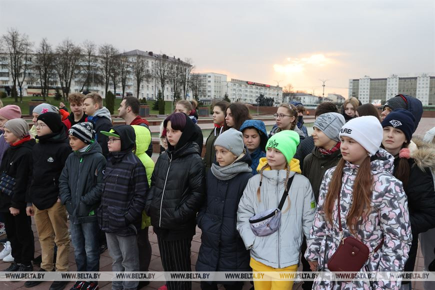 Участники "Автопоезда памяти" во время посещения парка Победителей в Витебске Участники "Автопоезда памяти" во время посещения парка Победителей в Витебске