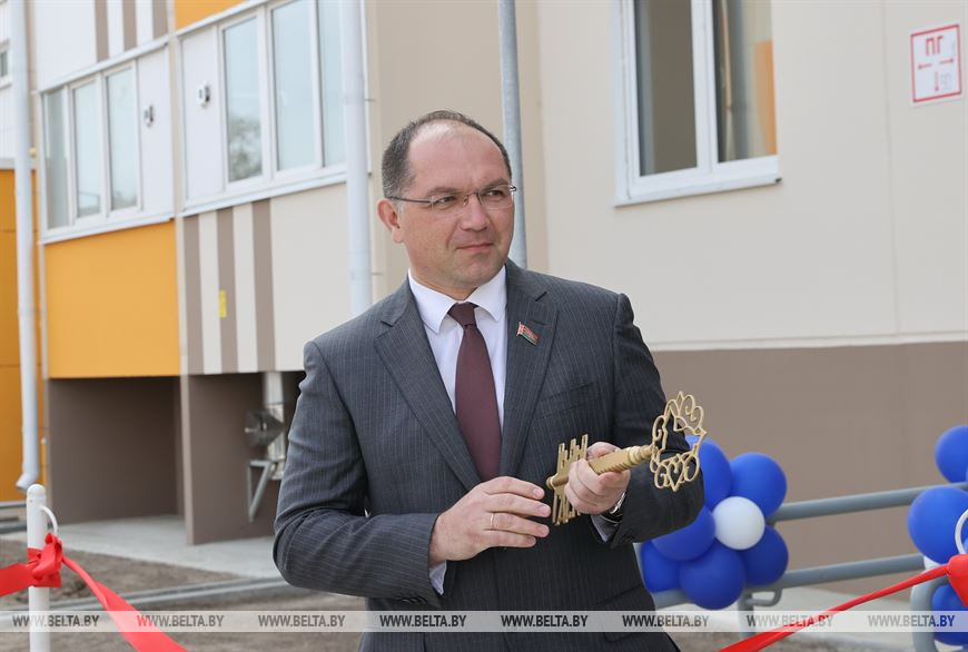 Генеральный директор ОАО "Беларуськалий" Иван Головатый с символическим ключом от нового дома Генеральный директор ОАО "Беларуськалий" Иван Головатый с символическим ключом от нового дома