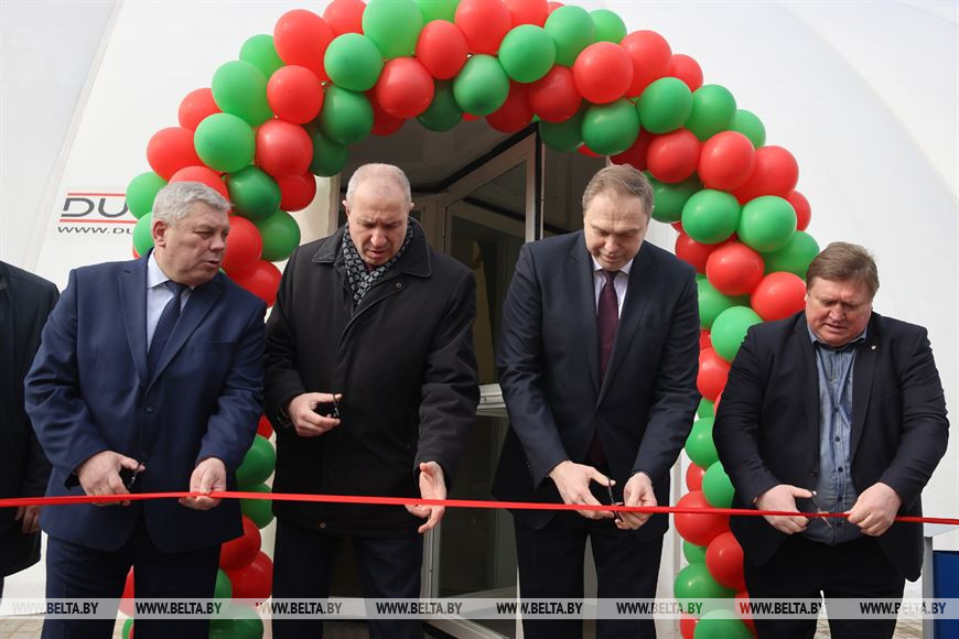 Председатель Гродненского горисполкома Мечислав Гой, помощник Президента Республики Беларусь – инспектор по Гродненской области Юрий Караев, председатель Гродненского облисполкома Владимир Караник, председатель Белорусской теннисной федерации Сергей Тетерин перерезают ленточку во время церемонии открытия Председатель Гродненского горисполкома Мечислав Гой, помощник Президента Республики Беларусь – инспектор по Гродненской области Юрий Караев, председатель Гродненского облисполкома Владимир Караник, председатель Белорусской теннисной федерации Сергей Тетерин перерезают ленточку во время церемонии открытия