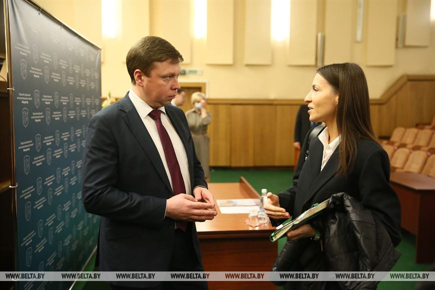 Во время брифинга Во время брифинга