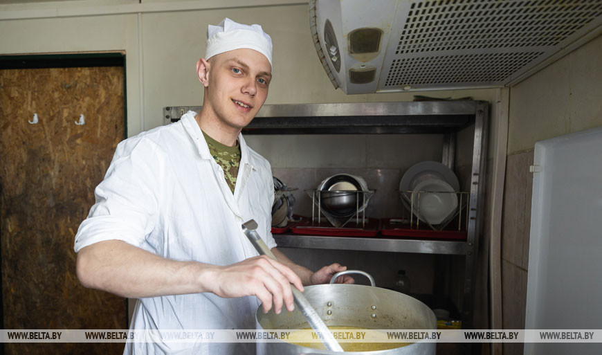 Повар Дмитрий Соколов сегодня на кухне