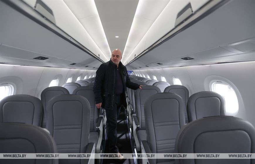 В салоне Embraer 195-E2 В салоне Embraer 195-E2