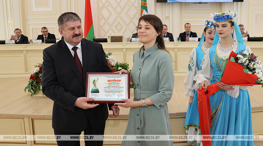 Геннадий Соловей вручает награду заведующей сектором подготовки информационных программ РУП РТЦ "Телерадиокомпании "Гомель" Ольге Коноваловой Геннадий Соловей вручает награду заведующей сектором подготовки информационных программ РУП РТЦ "Телерадиокомпании "Гомель" Ольге Коноваловой