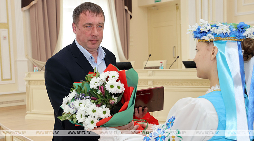 Награду получает директор центра экологического туризма "БелАджио" Василий Антонов Награду получает директор центра экологического туризма "БелАджио" Василий Антонов