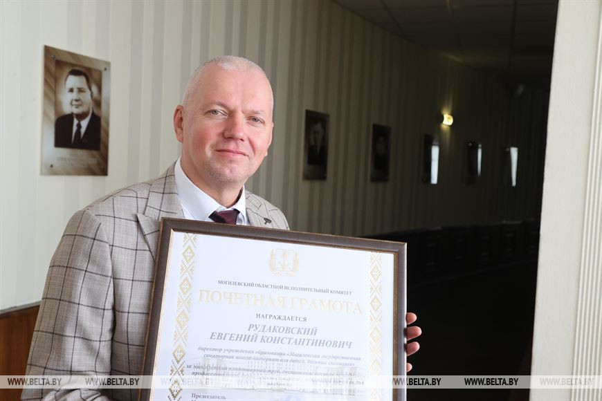 Директор учреждения образования "Могилевская государственная санаторная школа-интернат для детей, больных сколиозом" Евгений Рудаковский Директор учреждения образования "Могилевская государственная санаторная школа-интернат для детей, больных сколиозом" Евгений Рудаковский