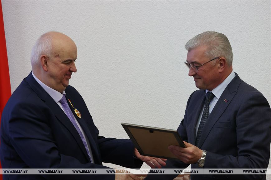 Валерий Малашко во время награждения директора учреждения образования "Могилевский государственный экономический профессионально-технический колледж" Олега Бахановича Валерий Малашко во время награждения директора учреждения образования "Могилевский государственный экономический профессионально-технический колледж" Олега Бахановича