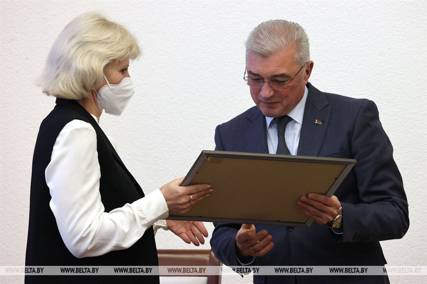 Валерий Малашко награждает учителя физики и астрономии государственного учреждения образования "Средняя школа № 1 г.п.Хотимска" Оксану Ларченко Валерий Малашко награждает учителя физики и астрономии государственного учреждения образования "Средняя школа № 1 г.п.Хотимска" Оксану Ларченко