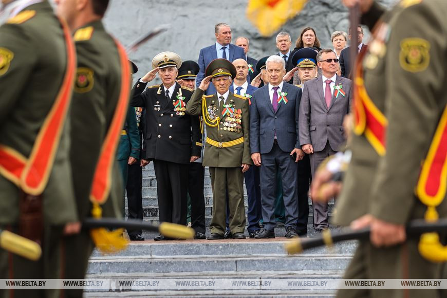 Ветеран Великой Отечественной войны Константин Кругликов (в центре)