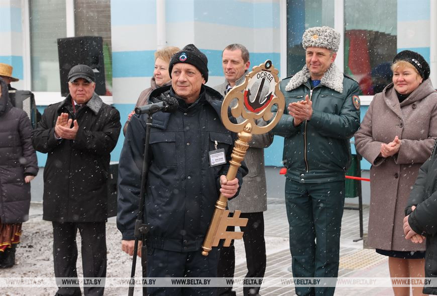 Начальник новой станции Виктор Мартинович с символическим ключом