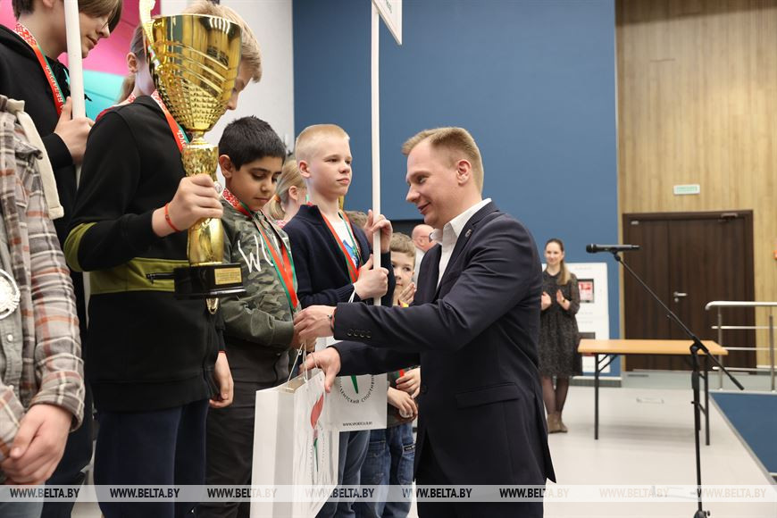 Главный специалист Президентского спортивного клуба Юрий Пушин вручает награду победителям соревнований Главный специалист Президентского спортивного клуба Юрий Пушин вручает награду победителям соревнований