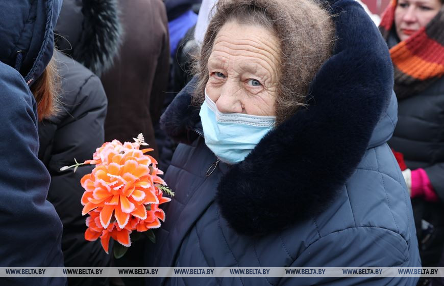 Местная жительница Анна Семенюк Местная жительница Анна Семенюк