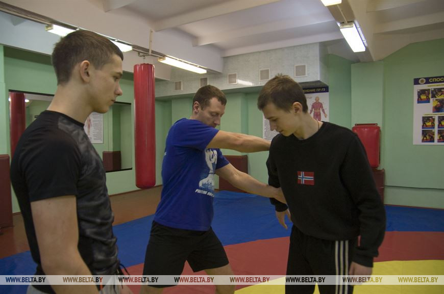 Валерий Величко преподает основы самообороны