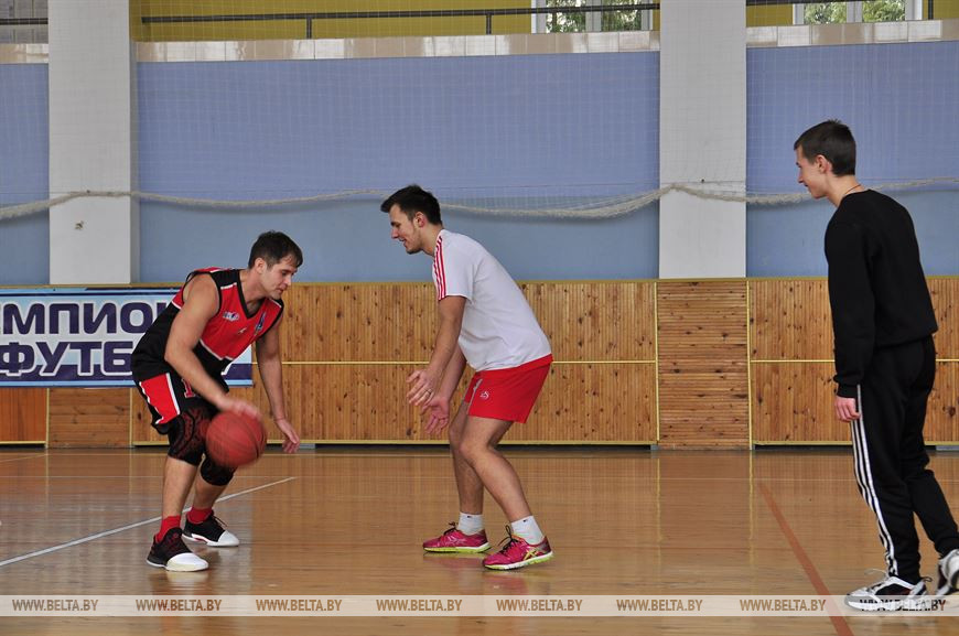 Тимур Ржевский обучает ребят баскетболу