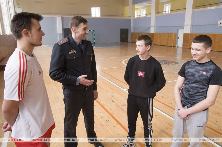 Начальник ИДН Первомайского РОВД Дмитрий Прудников беседует с подопечными
