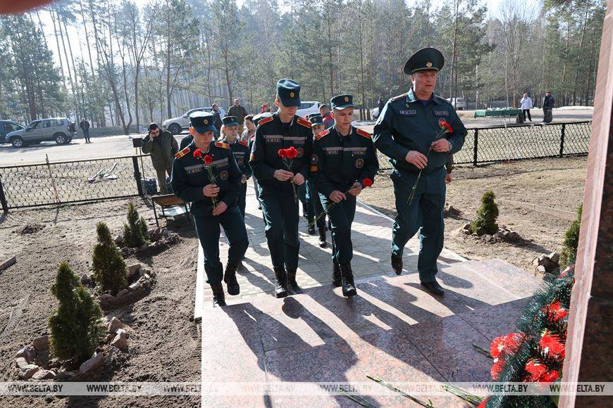 Участники субботника во время возложения цветов к братской могиле в п.Ильич Участники субботника во время возложения цветов к братской могиле в п.Ильич