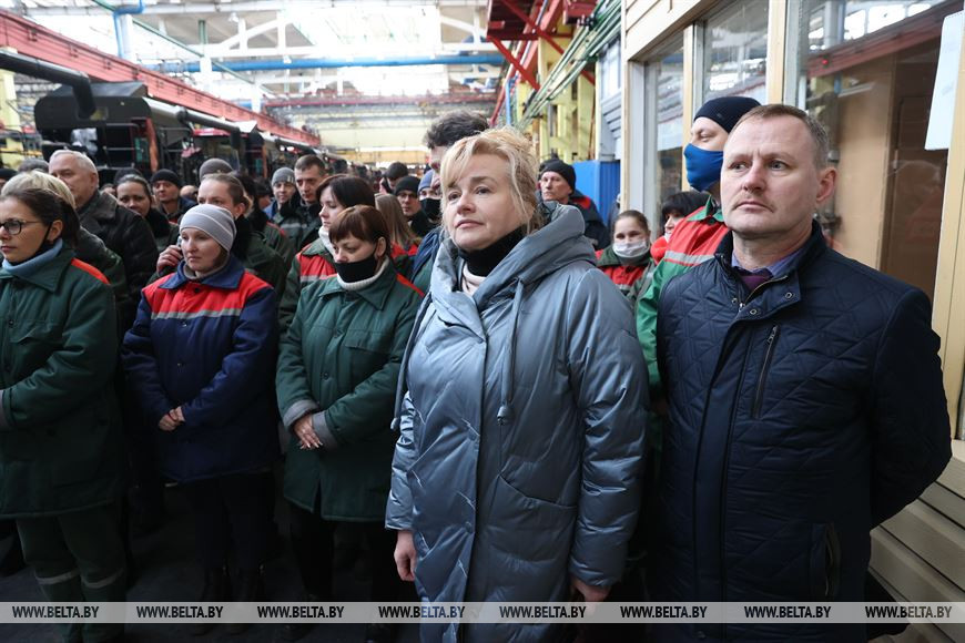Во время общения с трудовым коллективом предприятия. Справа - председатель профсоюзного комитета ОАО "Гомсельмаш" Иван Швед