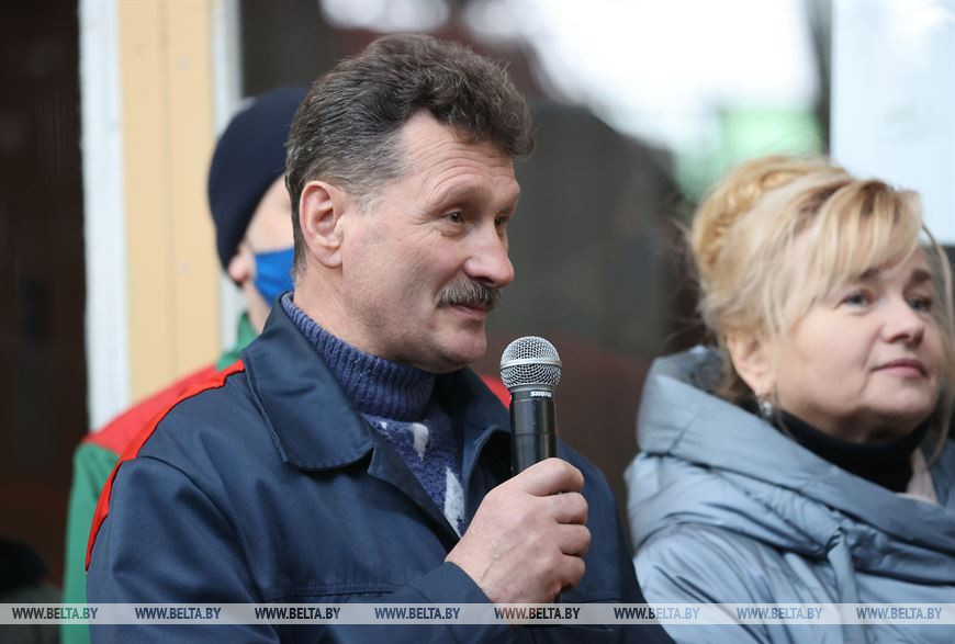 С вопросом к Ивану Носкевичу обращается рабочий сборочного цеха Александр Подосинов